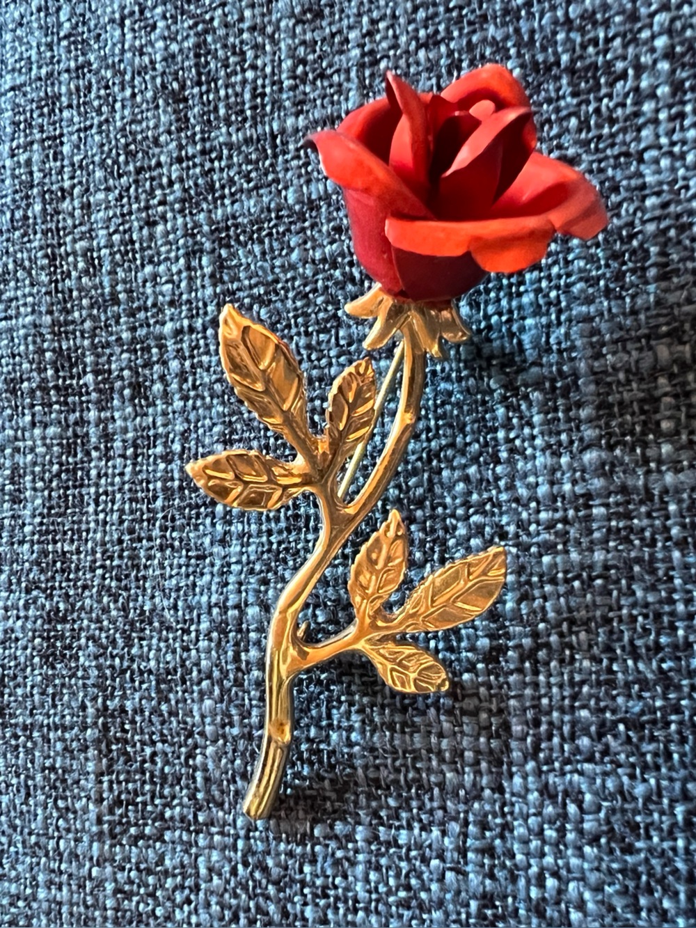 Red Rose Brooch Gold Tone Long Stem Textured Leaves Sculpted Flower Floral Pin